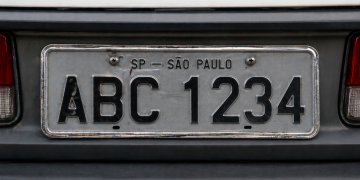 Comissão aprova proposta de recolocação de Município e Estado nas placas dos carros