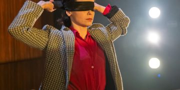 Débora Falabella vem a Curitiba com o premiado espetáculo “Prima Facie”