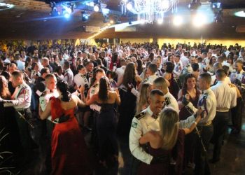 Baile do Espadim celebra início da formação de 101 cadetes da Polícia Militar do Paraná