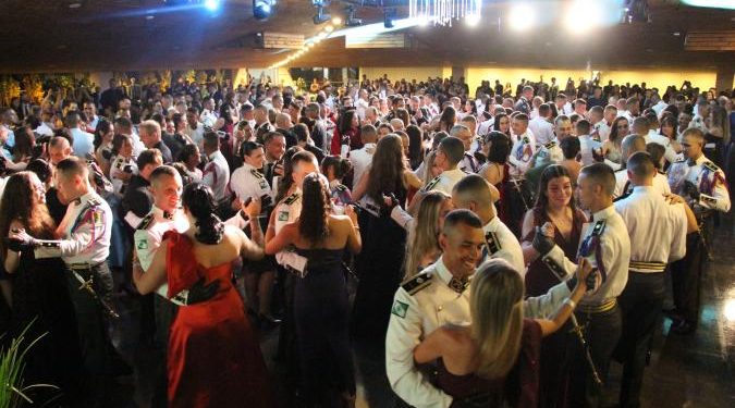 Baile do Espadim celebra início da formação de 101 cadetes da Polícia Militar do Paraná