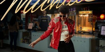 Fãs vestidos como Michael Jackson ganham pipoca na estreia de Michael no Shopping Curitiba