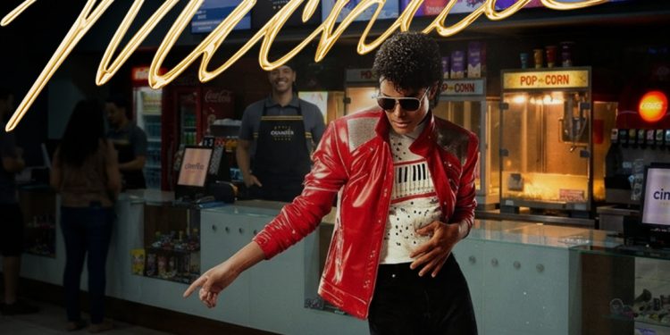 Fãs vestidos como Michael Jackson ganham pipoca na estreia de Michael no Shopping Curitiba