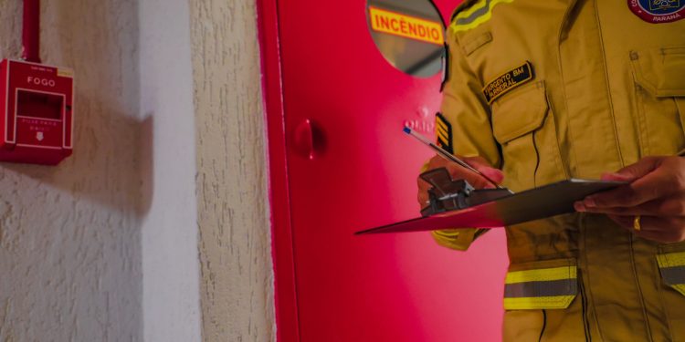 Bombeiros orientam a população sobre emergências em locais com grandes públicos