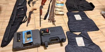 PMPR apreende arsenal e mais de R$ 46 mil durante atendimento a vítima de violência doméstica no Vale do Ivaí