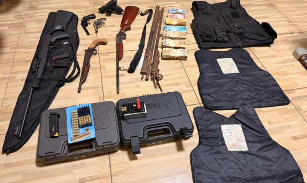 PMPR apreende arsenal e mais de R$ 46 mil durante atendimento a vítima de violência doméstica no Vale do Ivaí