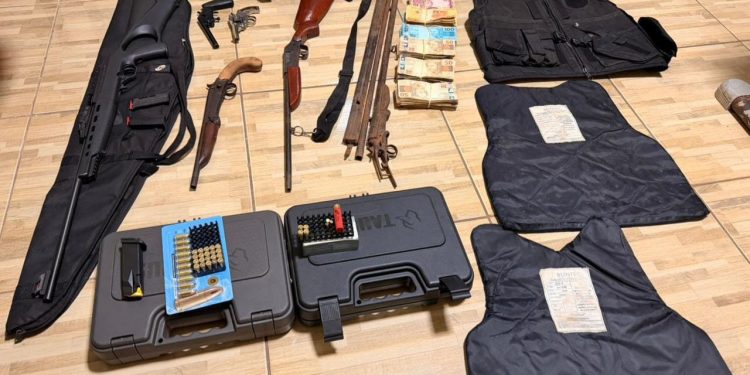 PMPR apreende seis armas e R$ 46 mil em residência no Vale do Ivaí