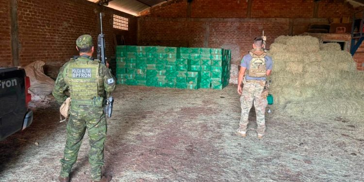 PMPR e PF prendem sete homens e apreendem 20 mil pacotes de cigarros contrabandeados