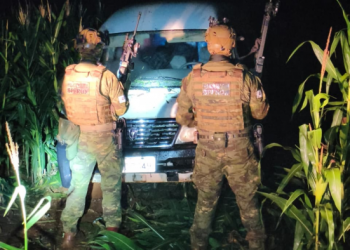 PM e PF apreendem veículos carregados com cigarros contrabandeados em Santa Helena