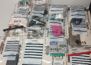 PMPR detém cinco pessoas por tráfico de drogas e apreende arma na Ilha dos Valadares, em Paranaguá