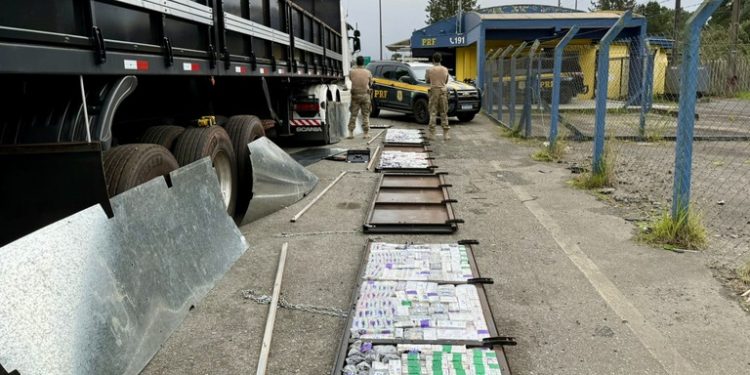 PRF apreende emagracedores e anabolizantes escondidos em carreta no Paraná