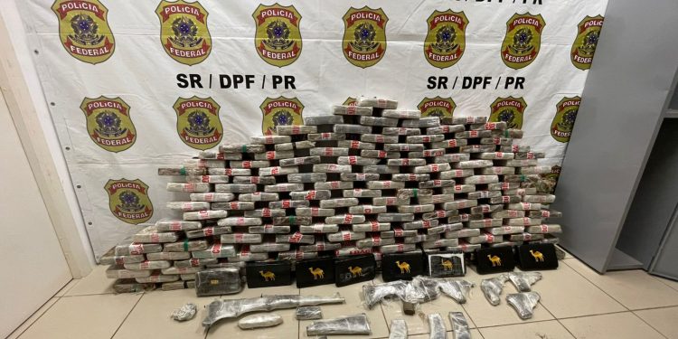 PF apreende 183 quilos de pasta base de cocaína e arsenal na BR-277