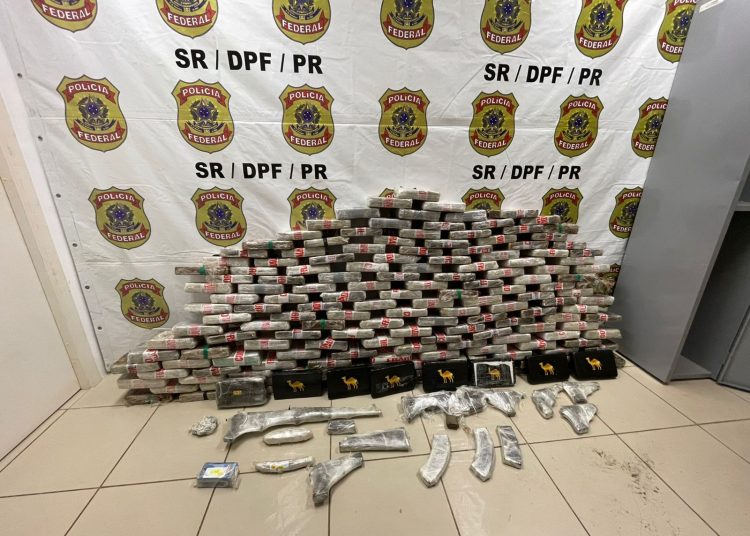 PF apreende 183 quilos de pasta base de cocaína e arsenal na BR-277