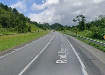 Caminhão com ácido fluorídrico tomba e interdita a BR-116 em Campina Grande do Sul