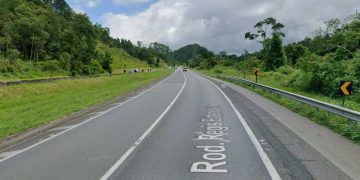 Caminhão com ácido fluorídrico tomba e interdita a BR-116 em Campina Grande do Sul