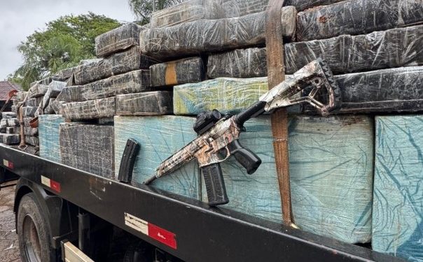 PM apreende mais de 5 toneladas de maconha e fuzil escondidos em carga de mandioca no Paraná