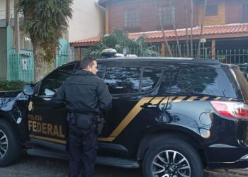 Polícia Federal deflagra operação contra esquema financeiro ligado à venda de dinheiro falso em Curitiba
