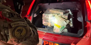 Casal de Curitiba é preso pela PRF transportando 121 kg de maconha na BR-277