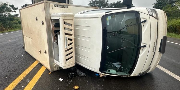 Colisão traseira deixa três feridos na PR-444
