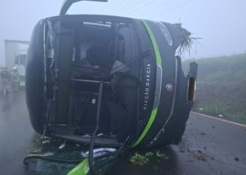 Ônibus tomba em trecho em obras da PR-444 e deixa três mulheres feridas