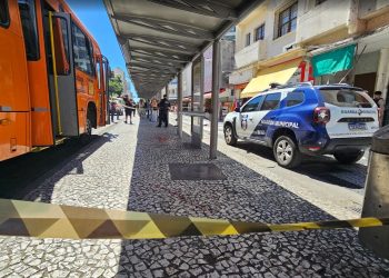 Polícia Civil divulga imagens de suspeito de homicídio ao lado da Catedral de Curitiba