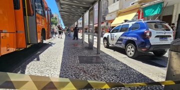 Polícia Civil divulga imagens de suspeito de homicídio ao lado da Catedral de Curitiba