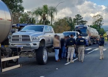PRF flagra pela 6ª vez homem nunca habilitado conduzindo Dodge RAM ilegalmente modificada na BR-376