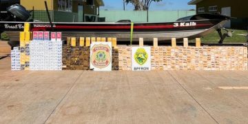 BPFRON e Polícia Federal apreendem mais de 580 celulares contrabandeados escondidos em fundo falso de embarcação no Paraná