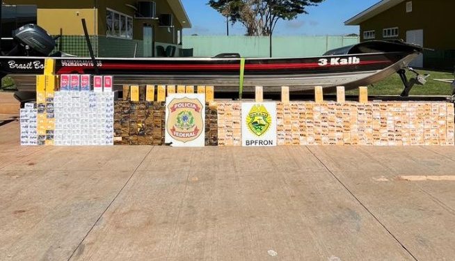 BPFRON e Polícia Federal apreendem mais de 580 celulares contrabandeados escondidos em fundo falso de embarcação no Paraná