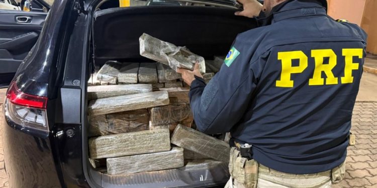 PRF recupera SUV furtado em São Paulo com 350 quilos de maconha