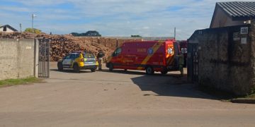Funcionário morre após ser atropelado por trator em madeireira de Fazenda Rio Grande