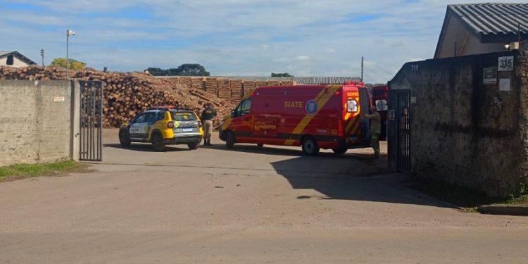 Funcionário morre após ser atropelado por trator em madeireira de Fazenda Rio Grande