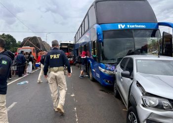Engavetamento envolvendo cinco veículos deixa dois feridos na BR-277