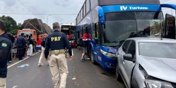 Engavetamento envolvendo cinco veículos deixa dois feridos na BR-277