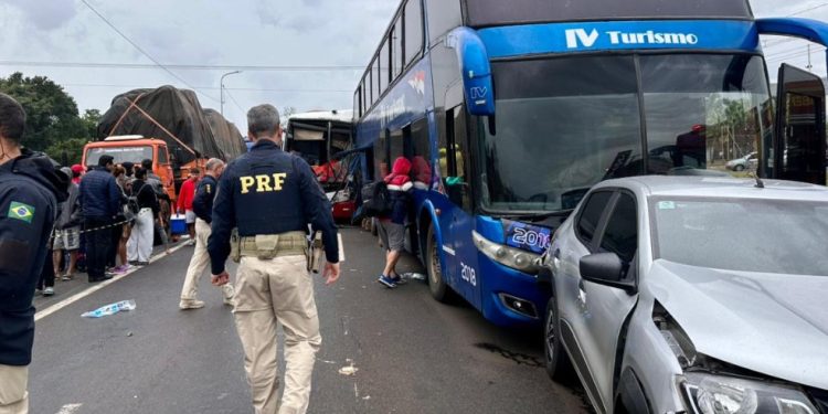 Engavetamento envolvendo cinco veículos deixa dois feridos na BR-277