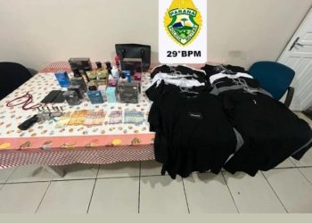 Criminosos são surpreendidos por blitz após assalto, tentam fugir e acabam presos