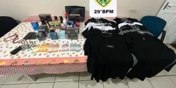 Criminosos são surpreendidos por blitz após assalto, tentam fugir e acabam presos
