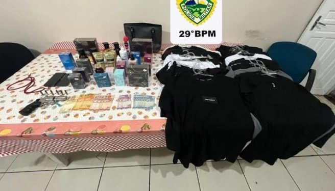 Criminosos são surpreendidos por blitz após assalto, tentam fugir e acabam presos