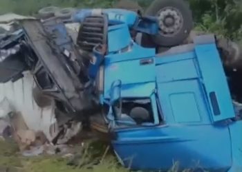 Casal morre após carreta sair da pista na BR-376 e população saqueia carga