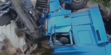 Casal morre após carreta sair da pista na BR-376 e população saqueia carga