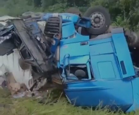 Casal morre após carreta sair da pista na BR-376 e população saqueia carga