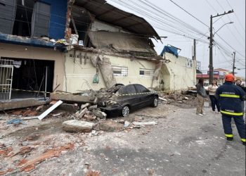 Parte de imóvel desaba e atinge carro em São José dos Pinhais