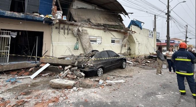 Parte de imóvel desaba e atinge carro em São José dos Pinhais