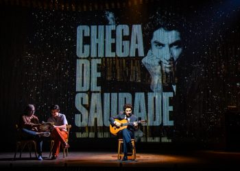 Musical sobre a vida e obra de Tom Jobim chega a Curitiba nos dias 30 e 31 de maio