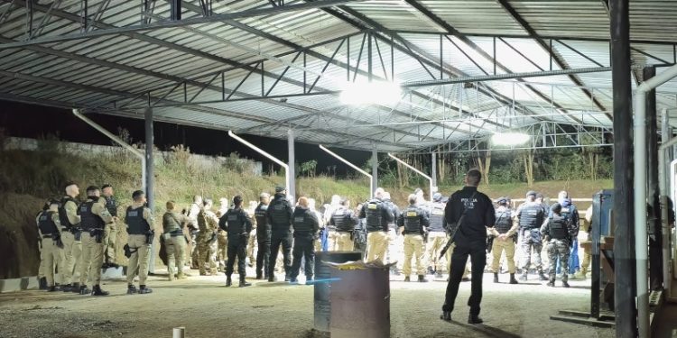 PCPR prende cinco pessoas em operação contra o tráfico de drogas na divisa com Santa Catarina