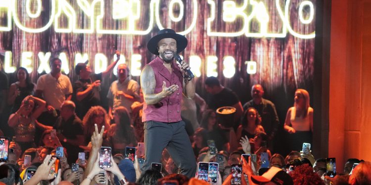 Alexandre Pires traz Pagonejo Bão a Curitiba neste sábado (23); projeto inédito mistura sertanejo e pagode