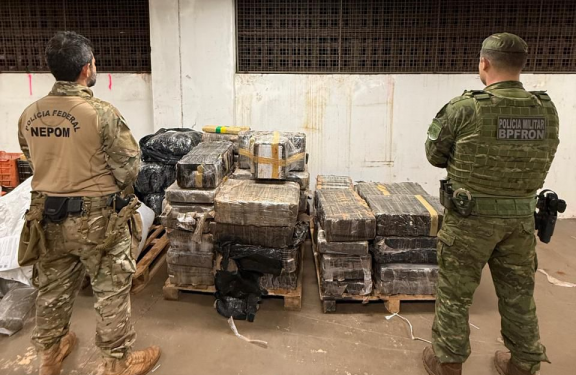 PMPR e PF apreendem quase 900 quilos de maconha em Foz do Iguaçu