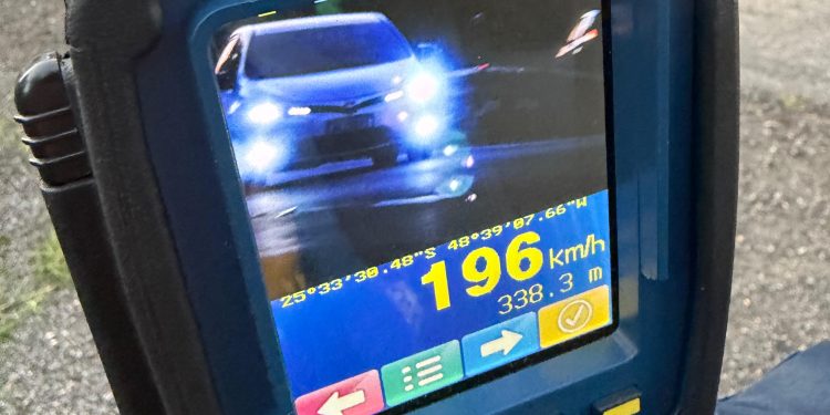 PRF flagra carro a quase 200 km/h na BR-277 rumo ao Litoral do Paraná