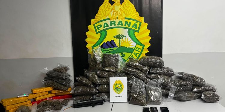 ROTAM apreende maconha e prende casal no Fazendinha