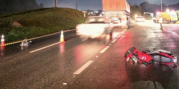 Motociclista morre em grave acidente com carreta na BR-277, em Campo Largo