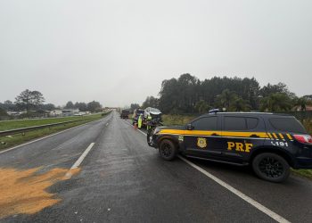 Acidente envolvendo caminhão, carro e motocicleta deixa dois feridos graves na BR-277, em Campo Largo